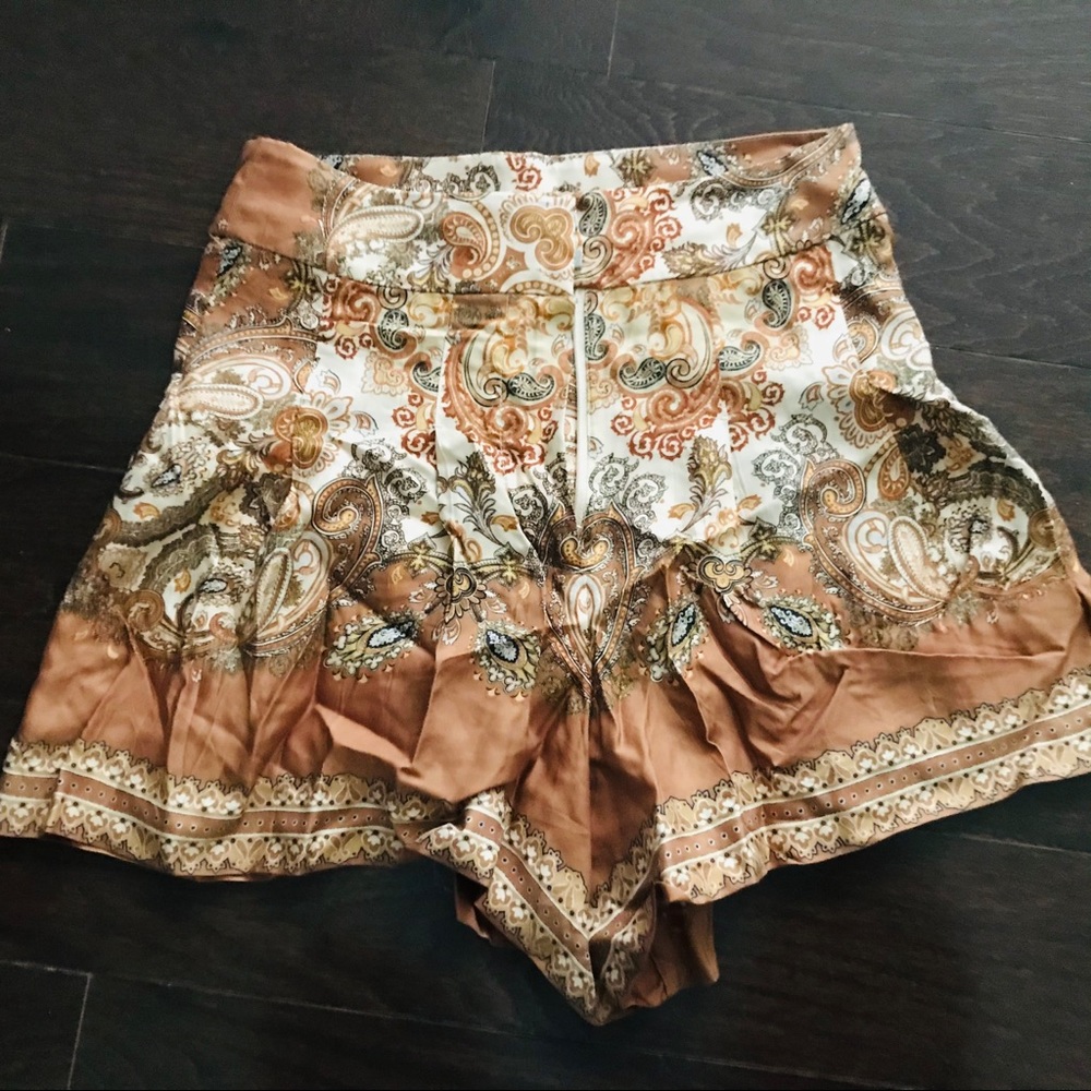 Paisley printed pleated shorts - NWOT